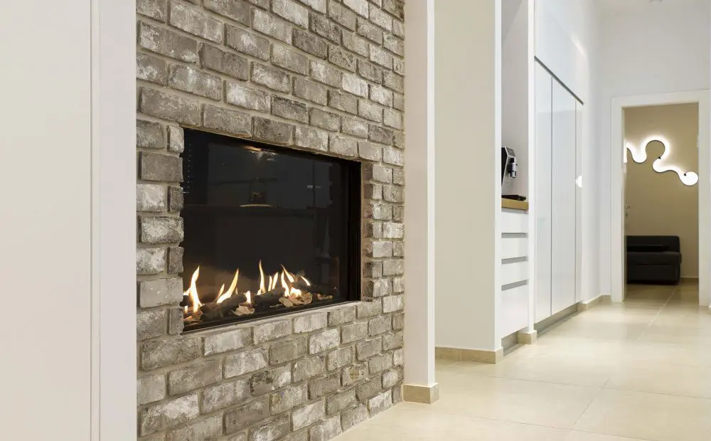 קמין מעוצב בדירה