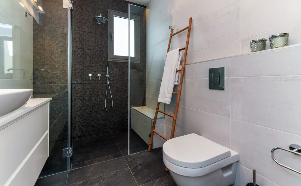 חדר רחצה מעוצב בגווני אפור