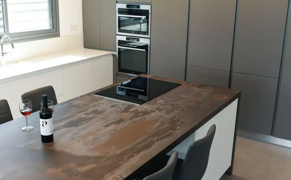 אי במטבח עם כיריים