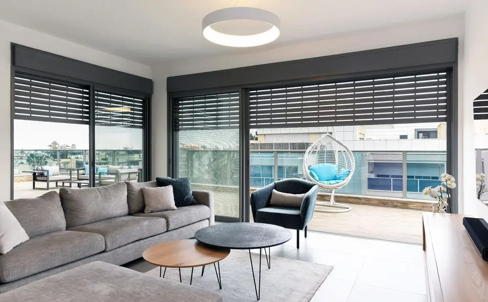 סלון מעוצב בגוון אפור