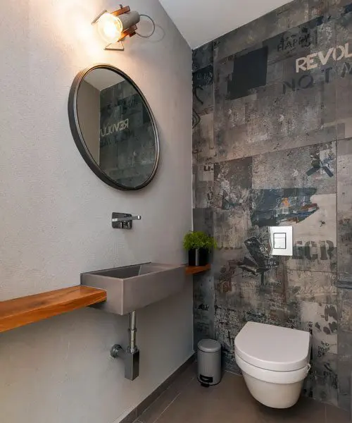 שירותי אורחים עם קיר דקורטיבי מיוחד