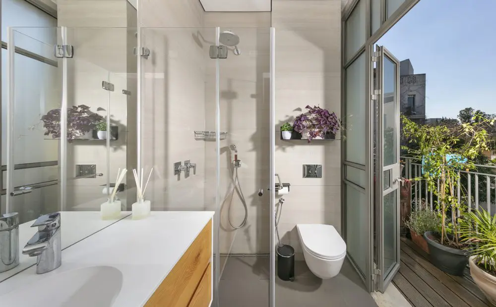 חדר רחצה עם מרפסת