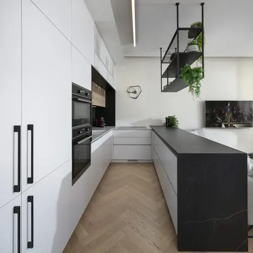 מטבח מודרני לבן שחור עץ