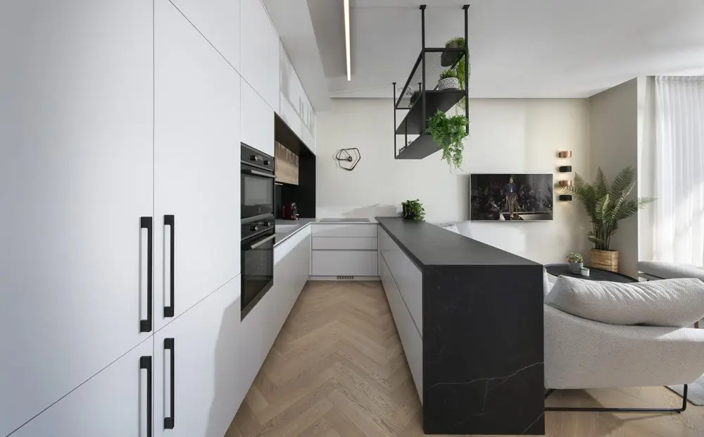 מטבח מודרני לבן שחור עץ