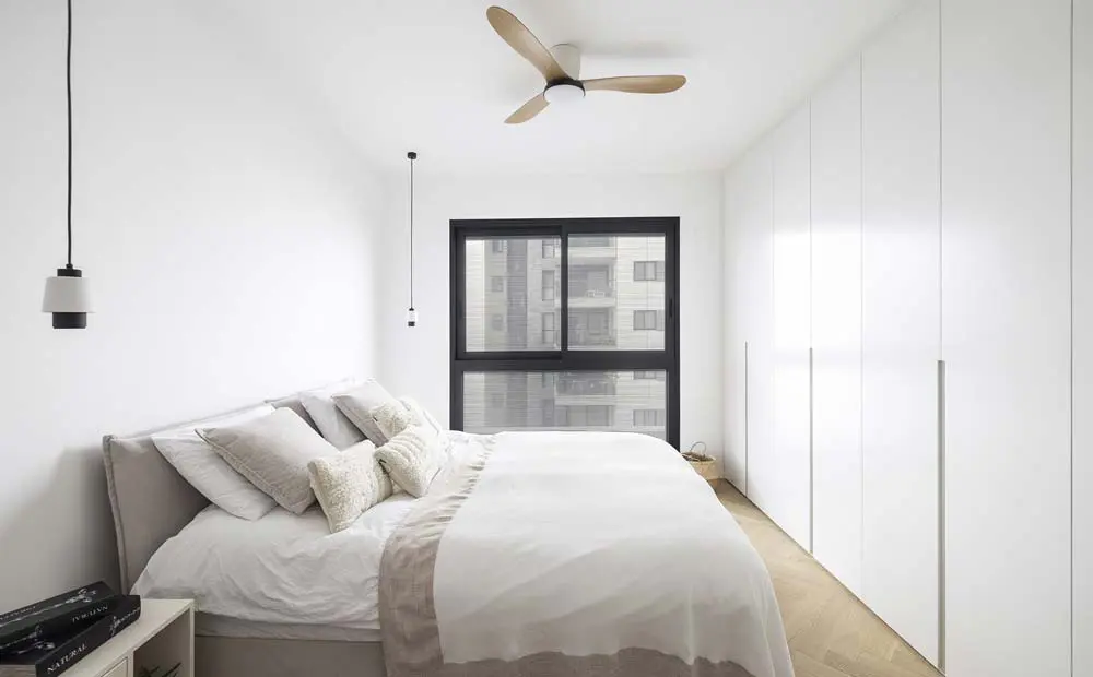 מיטה זוגית מפנקת בחדר שינה הורים, מוקפת בוילונות רכים ורומנטיים, היוצרת פינה שקטה ואינטימית המזמינה מנוחה ושלווה.