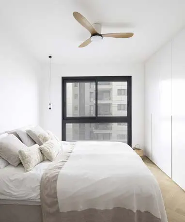 מיטה זוגית מפנקת בחדר שינה הורים, מוקפת בוילונות רכים ורומנטיים, היוצרת פינה שקטה ואינטימית המזמינה מנוחה ושלווה.