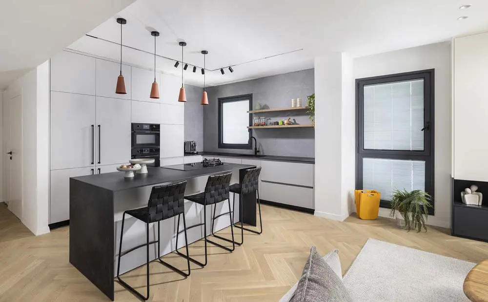 מטבח מודרני המתאפיין בקווים נקיים בגווני אפור כהה