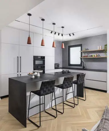 מטבח בעיצוב יוקרתי מודרני המתאפיין בקווים נקיים בגווני אפור כהה