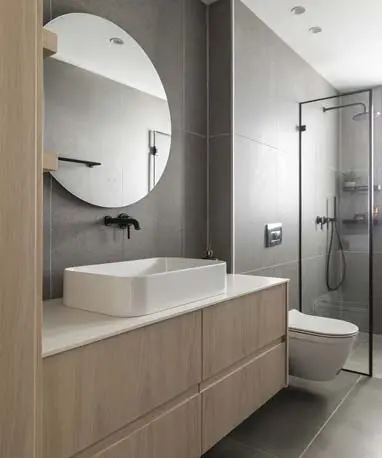 חדר רחצה הורים יוקרתי וטבעי, הכולל דלת הזזה מזכוכית גלית שמעניקה פרטיות ומוסיפה טאץ\' עיצובי.