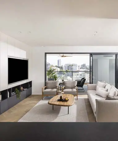 סלון יוקרתי בדירת 4 חדרים, המשלב עיצוב מודרני ונקי עם חלונות גדולים הנשקפים אל נוף אורבני עוצר נשימה של העיר ומגדליה.