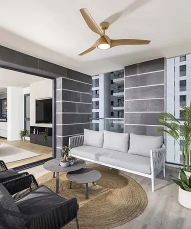 מבט פנורמי מהמרפסת, המציג עיצוב פנים יוקרתי של הדירה ואת הנוף האורבני המרהיב הנשקף מהקומה ה-13, הכולל את קו הרקיע של העיר.