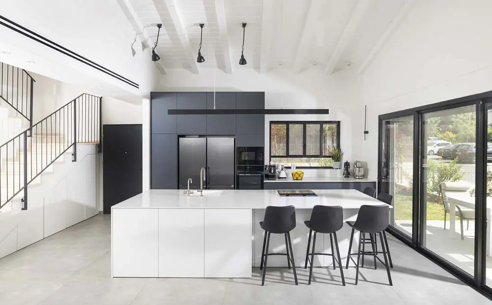 מטבח מודרני של מטבחי אביבי עם קורות עץ בתקרה