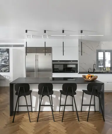 מטבח לבן בדירת יוקרה בתל אביב, בתכנון קו נקי עם אי מרכזי