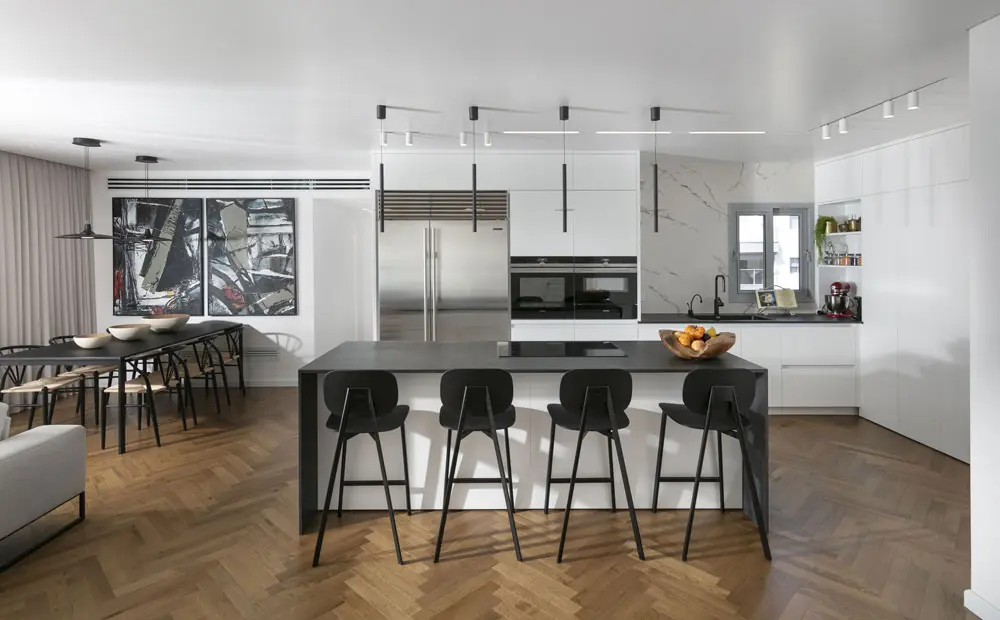 מטבח לבן בדירת יוקרה בתל אביב, בתכנון קו נקי עם אי מרכזי