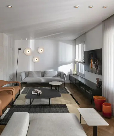 מבט רחב על אזור הישיבה בסלון דירת יוקרה בתל אביב, כחלק מהחלל הציבורי