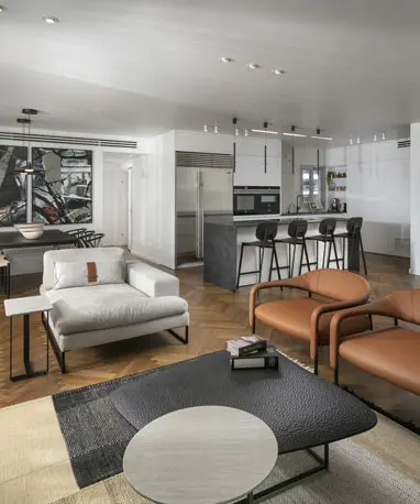 חלל סלון–מטבח בדירת יוקרה בתל אביב, בתכנון פתוח מול הים