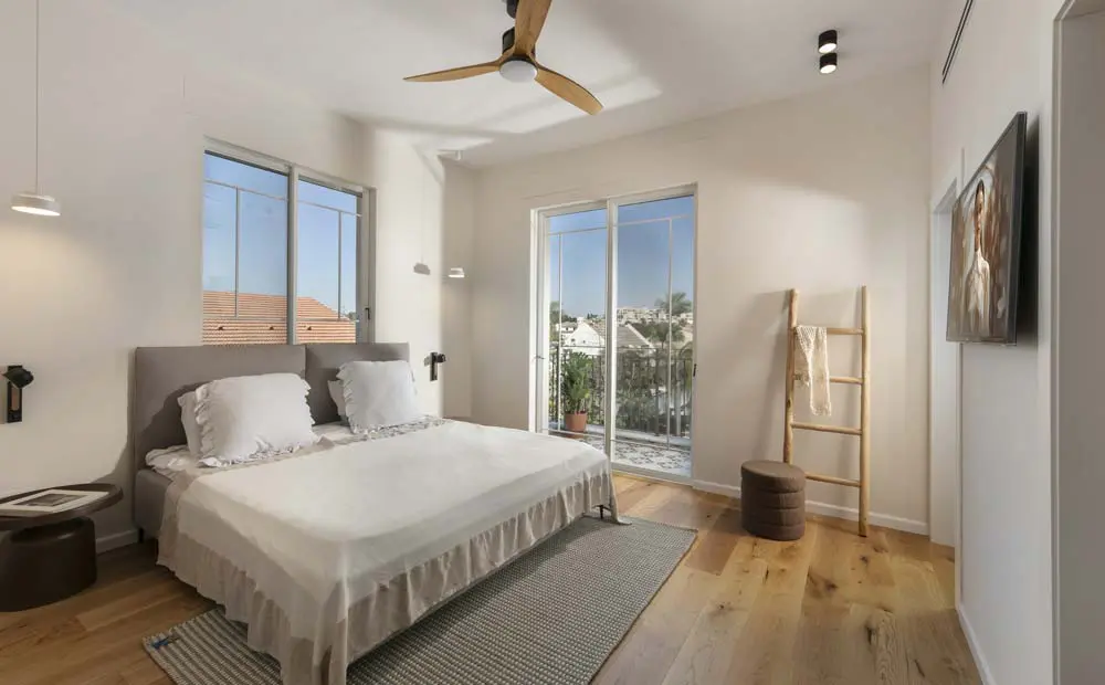 חדר שינה הורים עם רצפת עץ טבעי, מיטה מרופדת ויציאה למרפסת