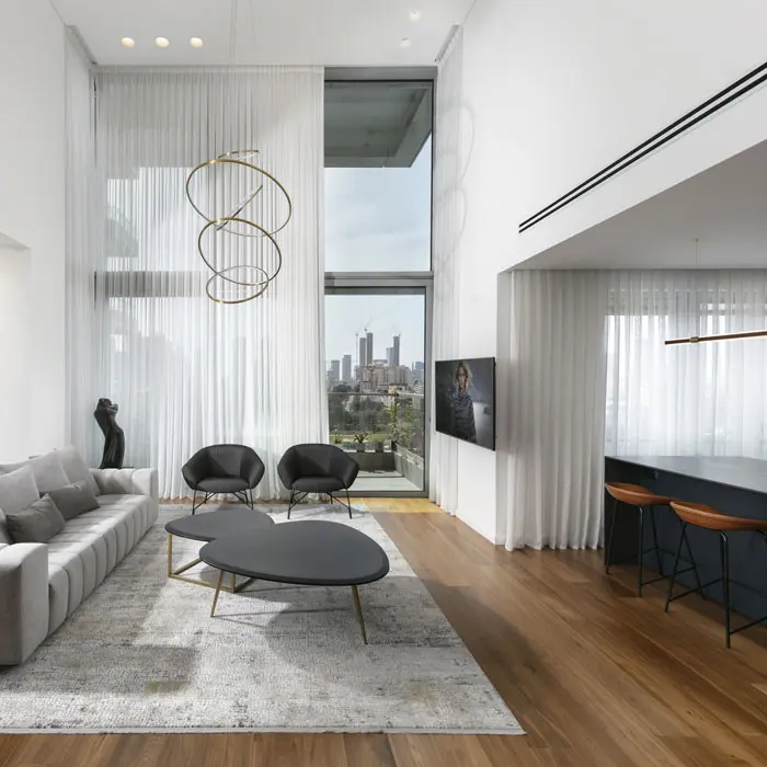 חלל מגורים גבוה ומואר עם סלון, מטבח ונוף אורבני בעיצוב דירת יוקרה
