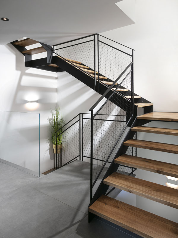 מדרגות מעוצבות עץ וברזל