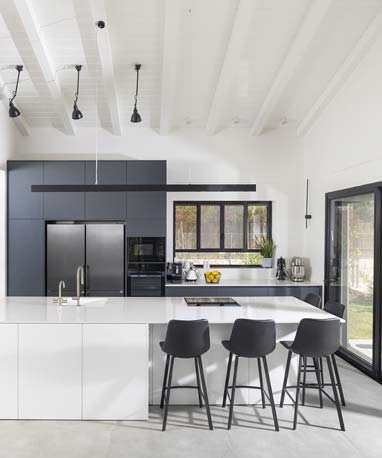 מטבח מודרני של מטבחי אביבי עם קורות עץ בתקרה